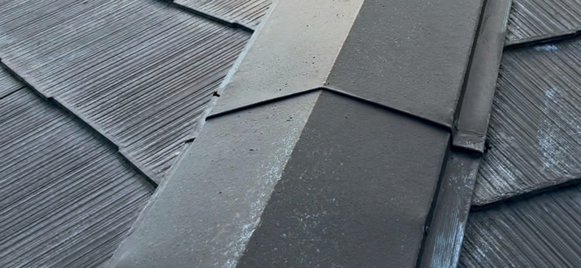 棟板金の浮きと釘の緩みが発生している